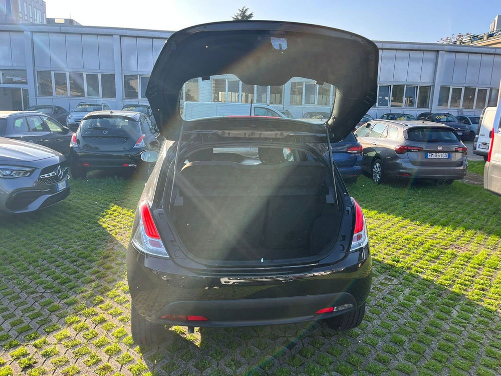 Lancia Ypsilon nuova a Milano (8)