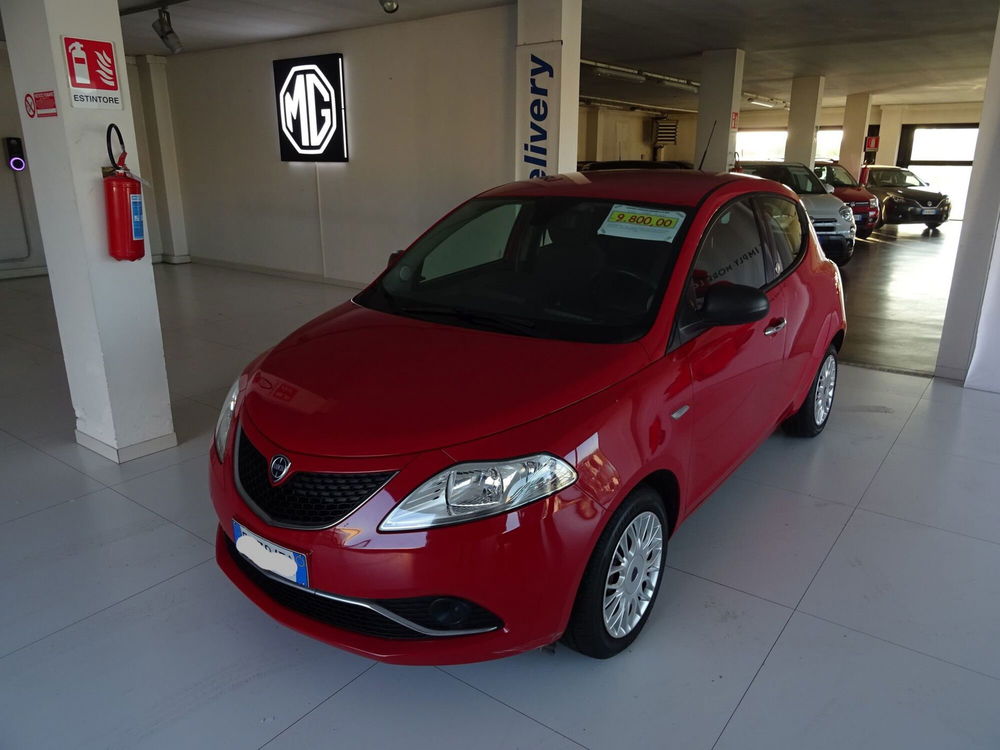 Lancia Ypsilon usata a Lucca