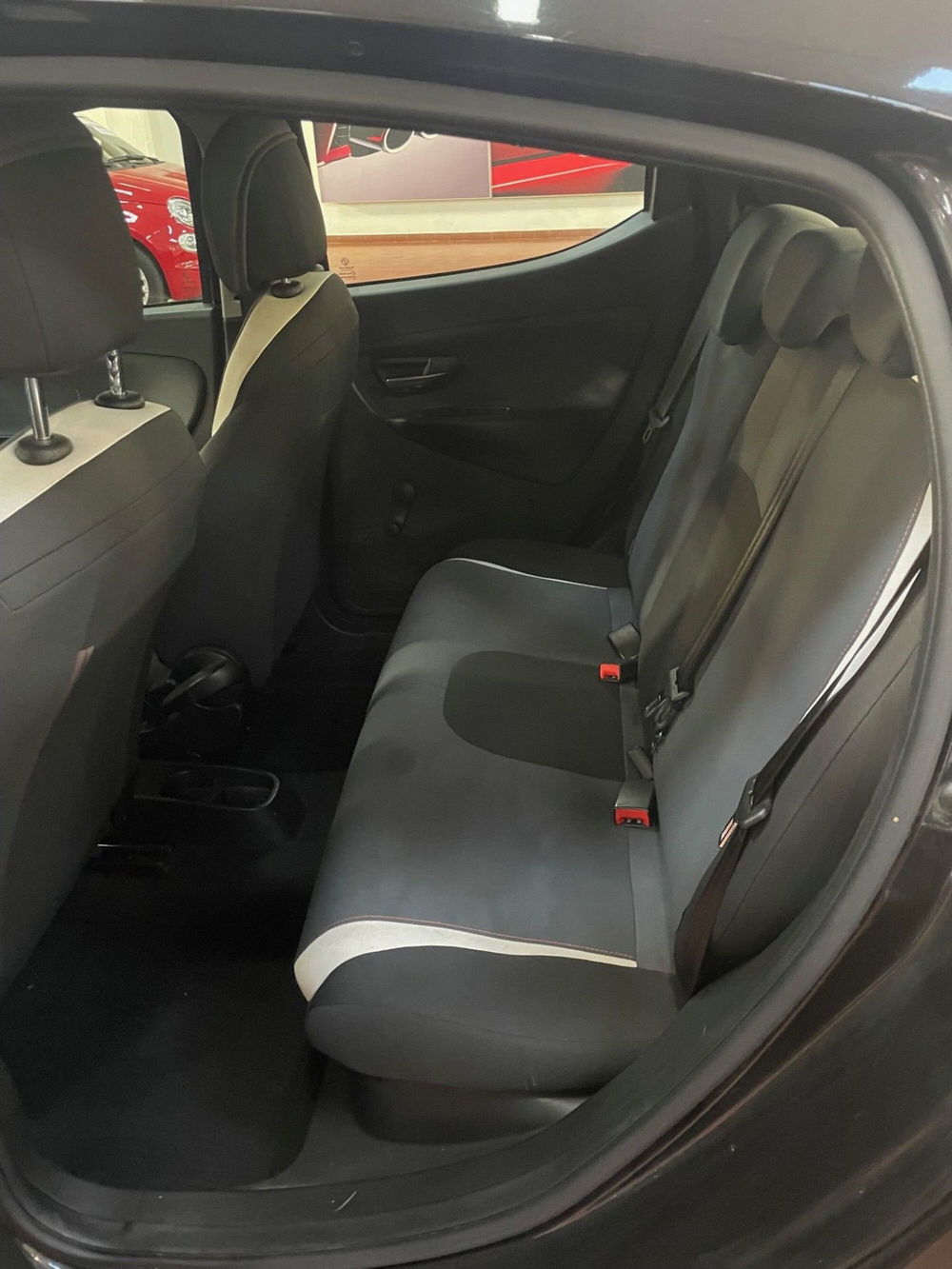 Lancia Ypsilon usata a Lucca (12)