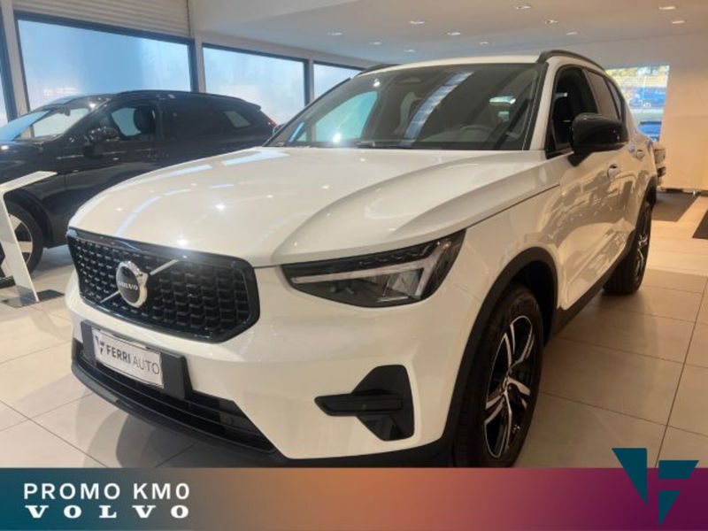 Volvo XC40 B3 automatico Plus Dark  nuova a Tavagnacco