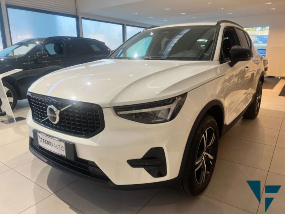 Volvo XC40 nuova a Udine (2)