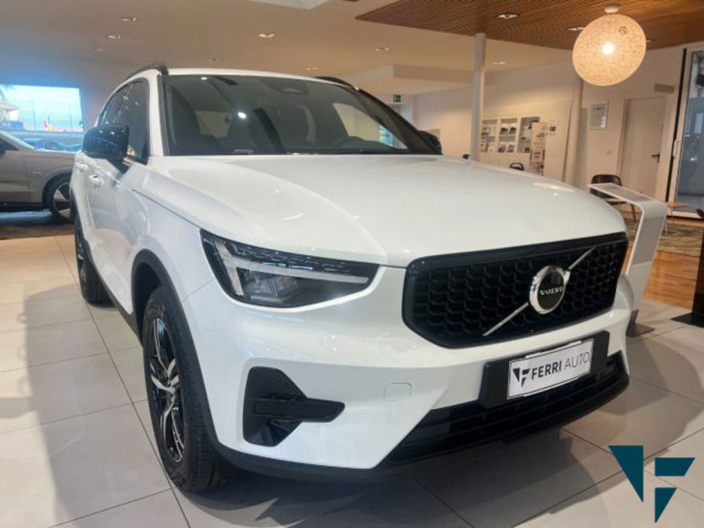 Volvo XC40 nuova a Udine (4)