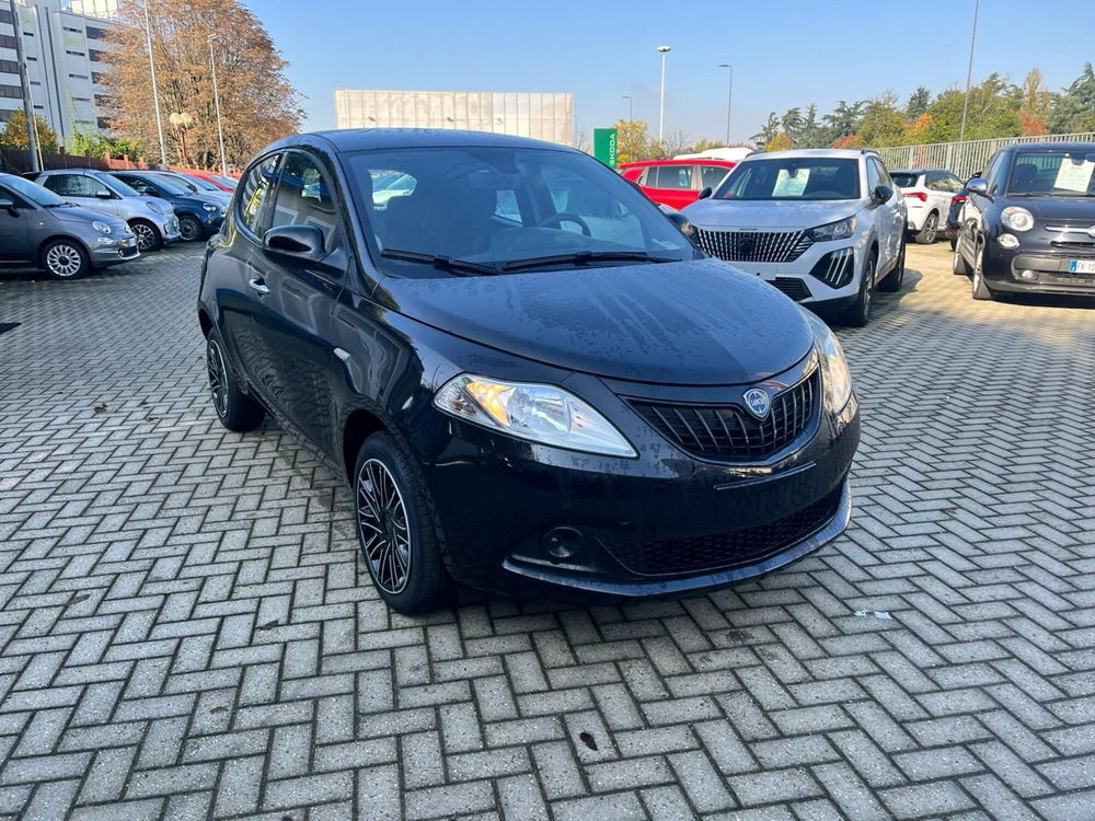 Lancia Ypsilon nuova a Milano (3)