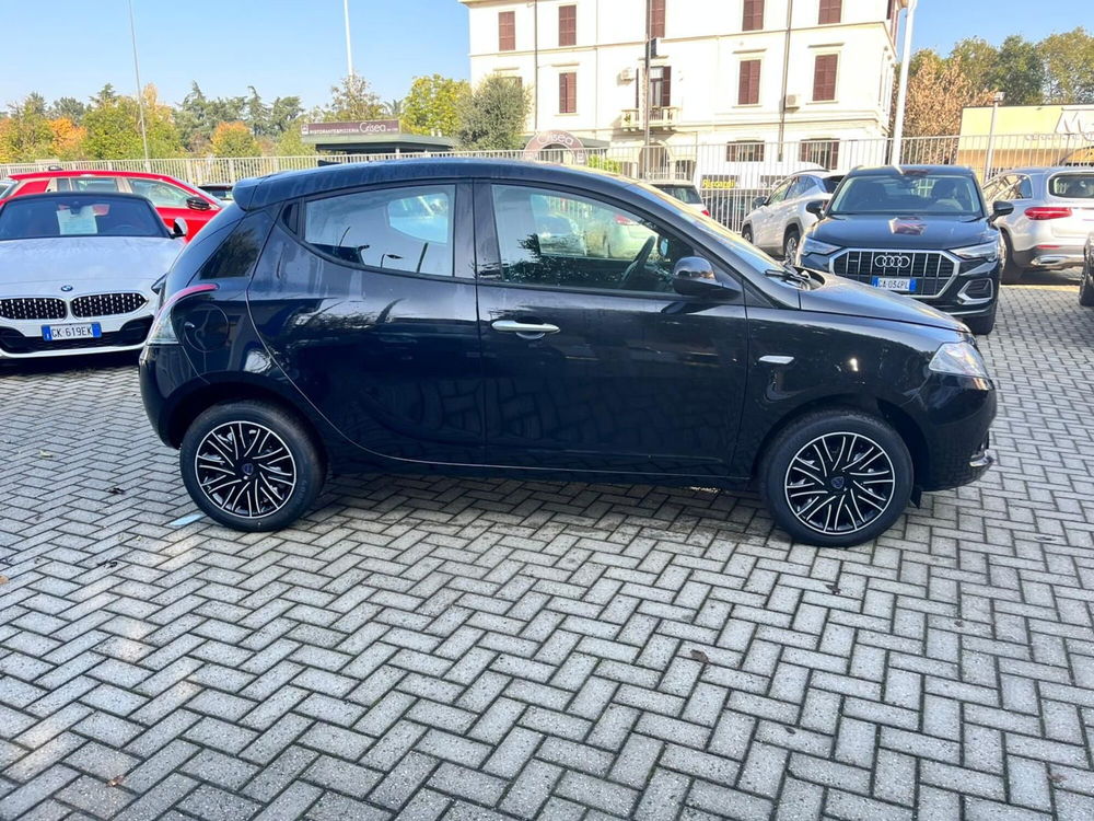 Lancia Ypsilon nuova a Milano (5)