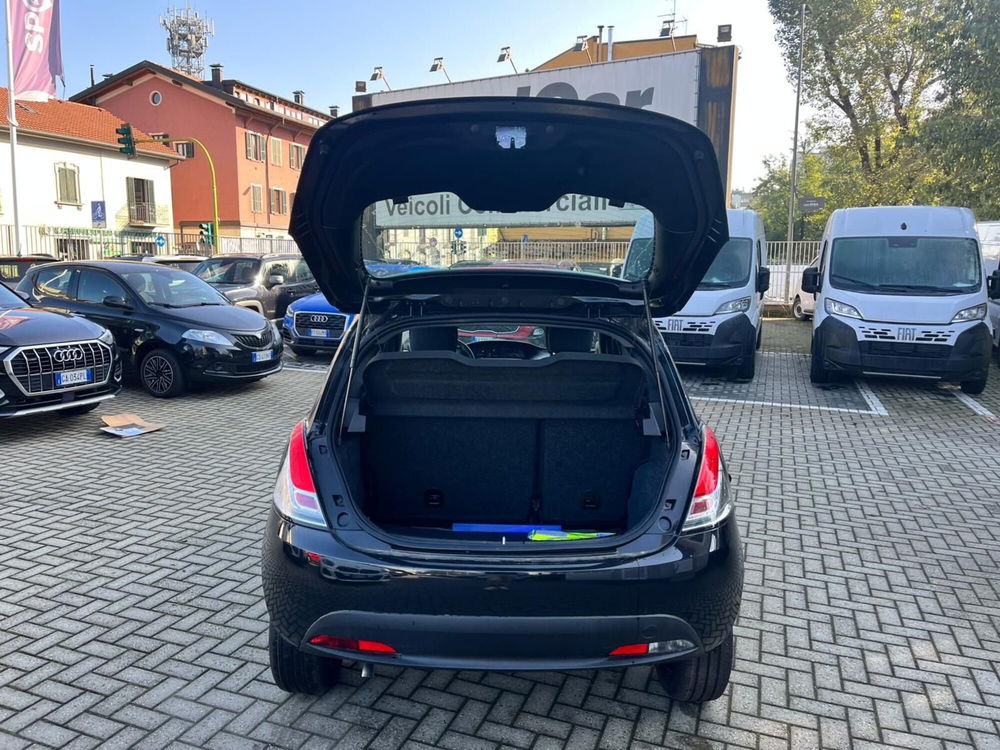 Lancia Ypsilon nuova a Milano (9)