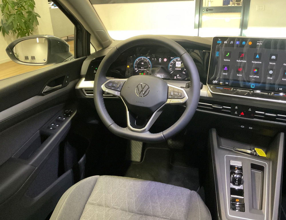 Volkswagen Golf Variant nuova a Salerno (16)