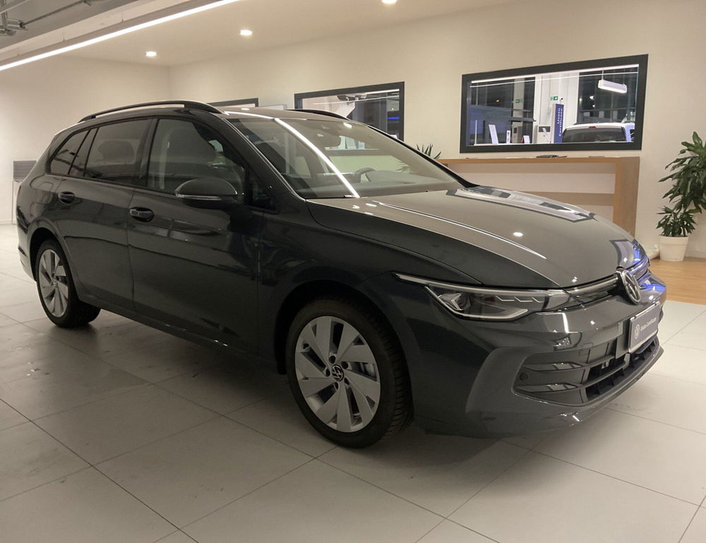 Volkswagen Golf Variant nuova a Salerno (4)