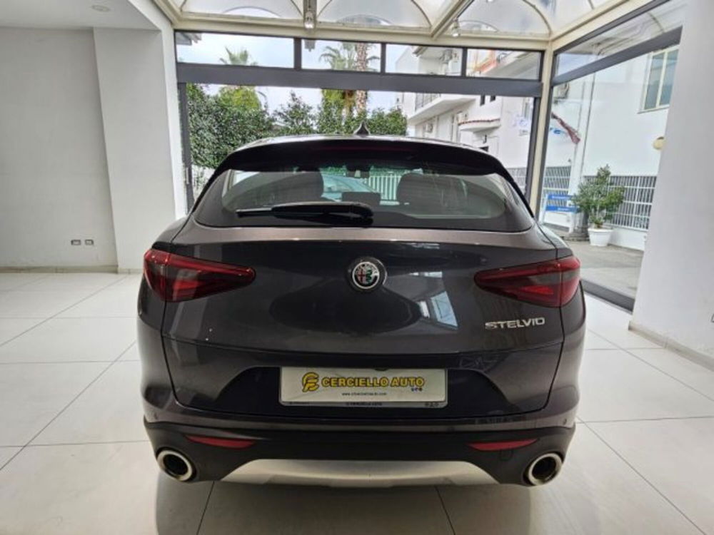 Alfa Romeo Stelvio usata a Napoli (2)