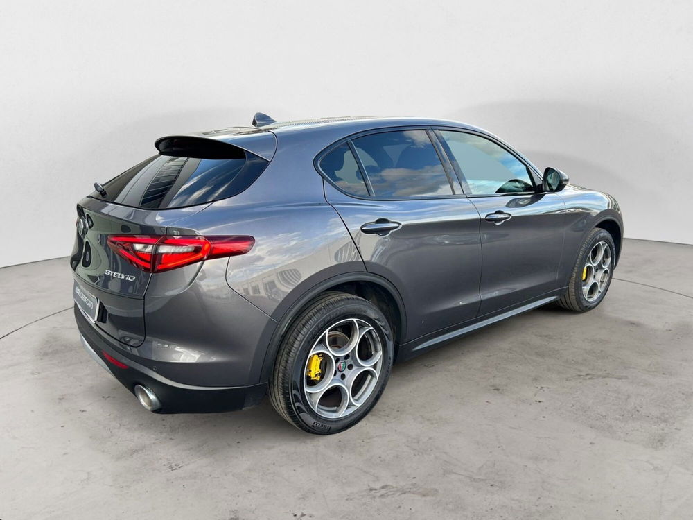 Alfa Romeo Stelvio usata a Bari (5)