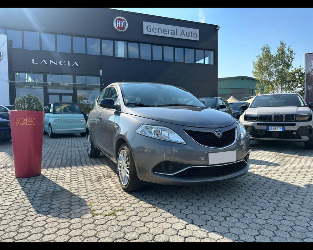 Lancia Ypsilon usata a Lucca