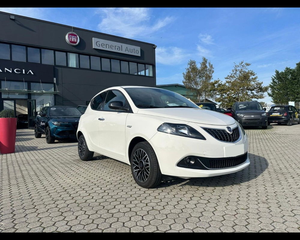 Lancia Ypsilon usata a Lucca