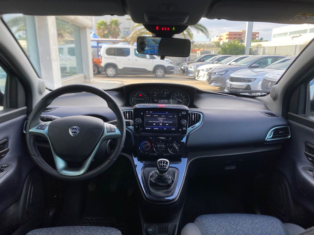 Lancia Ypsilon usata a Bari (16)