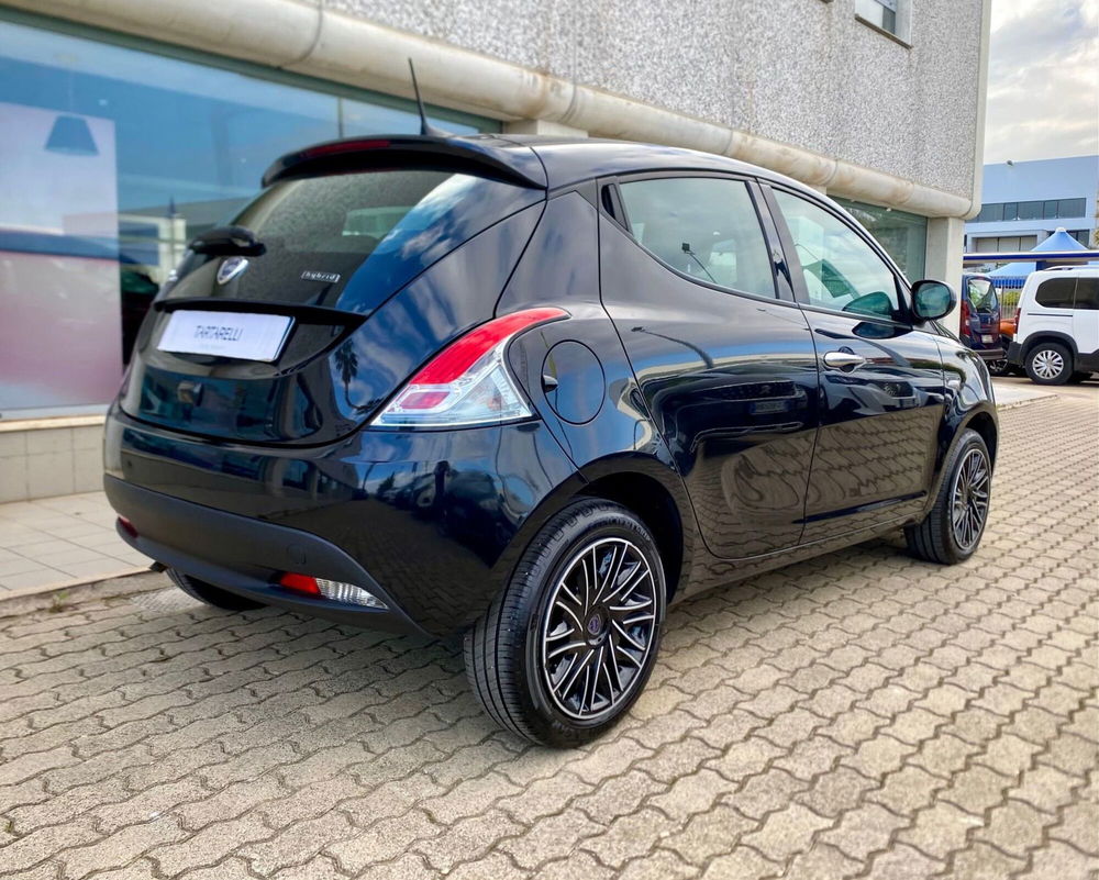 Lancia Ypsilon usata a Bari (8)