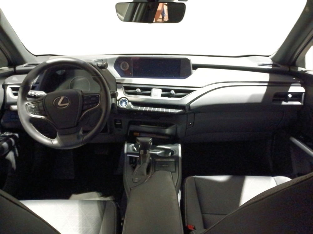 Lexus UX usata a Milano (9)