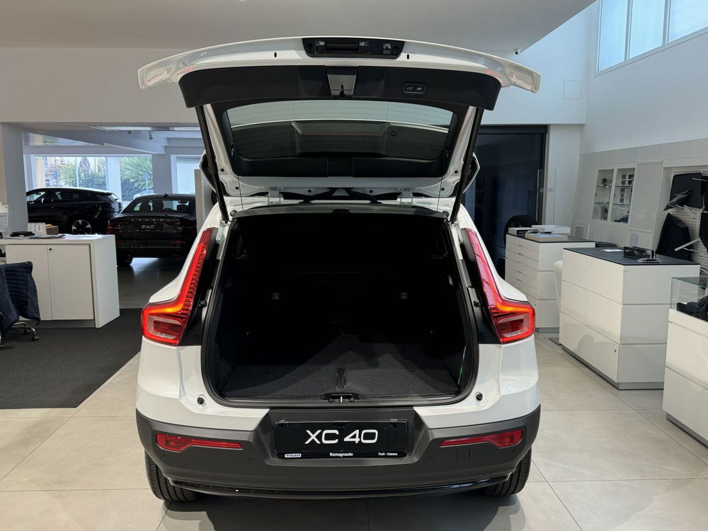 Volvo XC40 nuova a Forlì-Cesena (13)