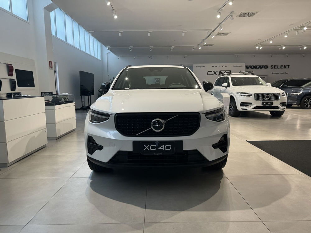 Volvo XC40 nuova a Forlì-Cesena (2)