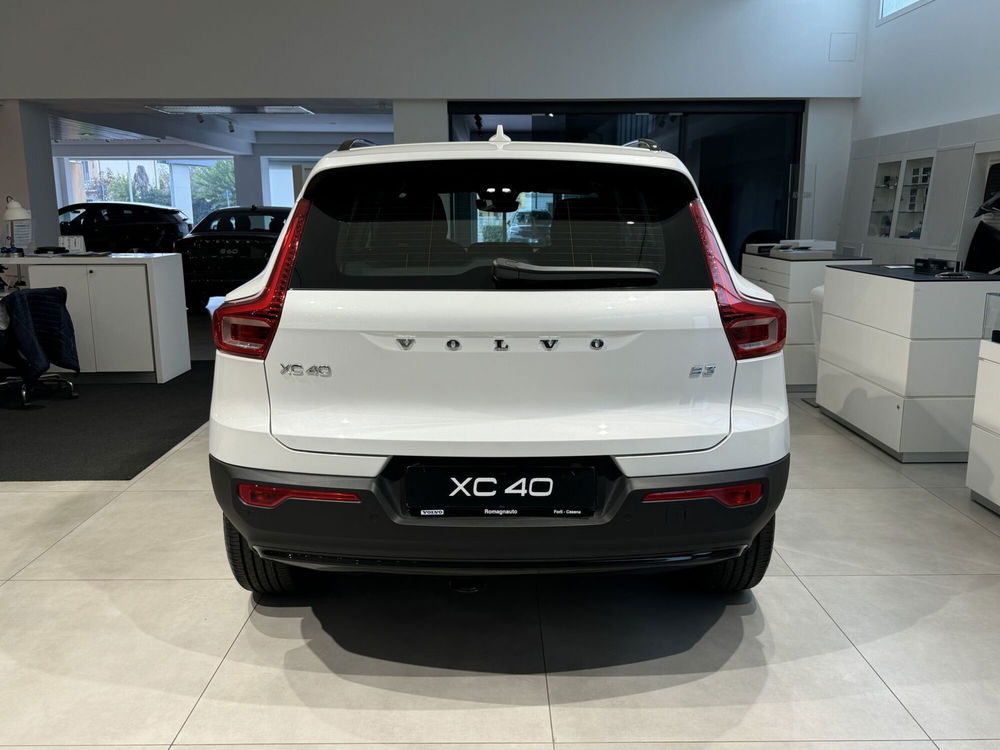 Volvo XC40 nuova a Forlì-Cesena (4)