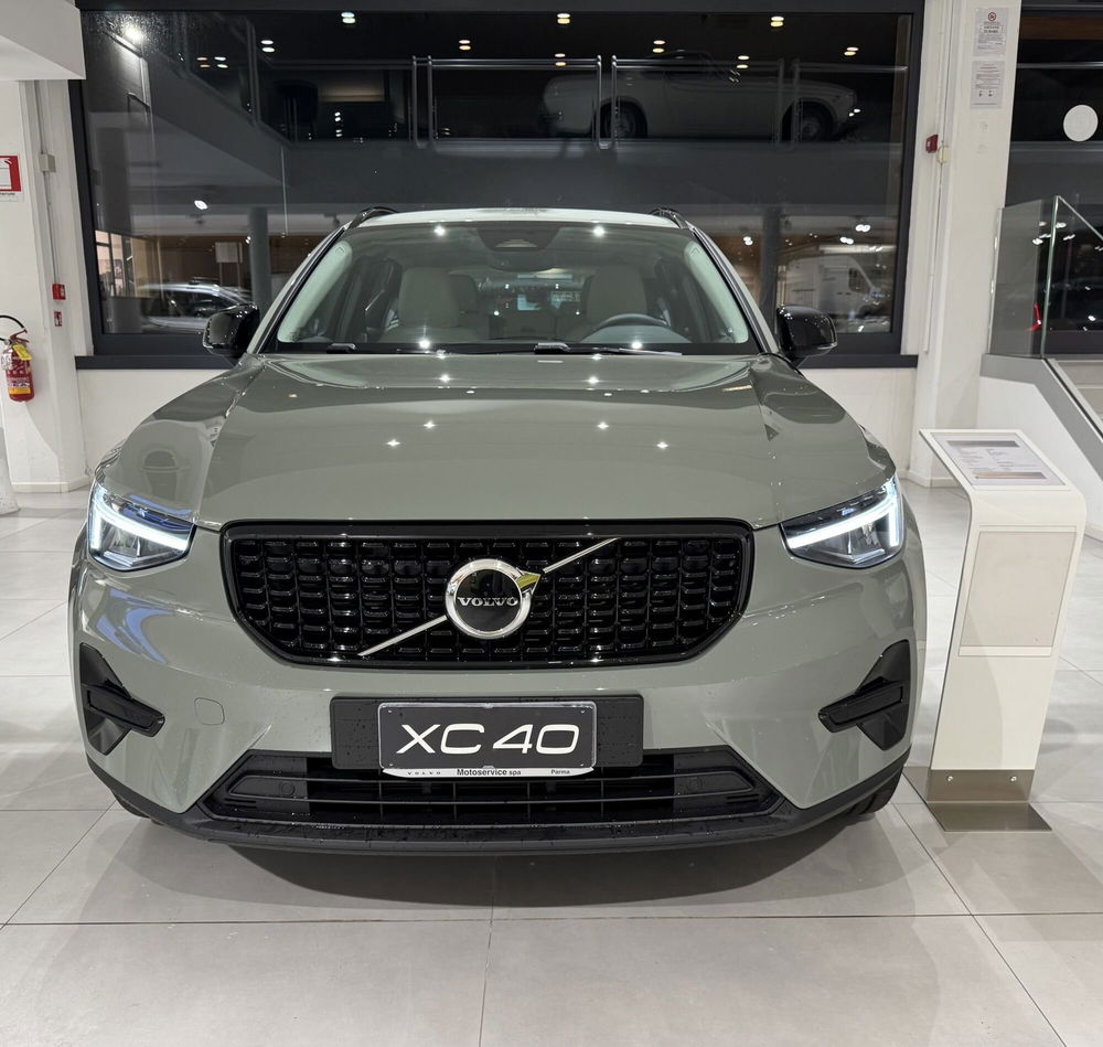 Volvo XC40 nuova a Parma (2)