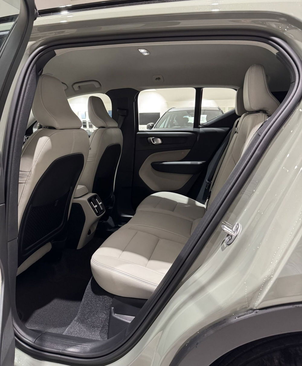 Volvo XC40 nuova a Parma (5)