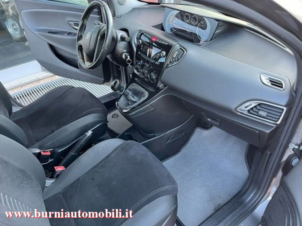 Lancia Ypsilon usata a Milano (12)