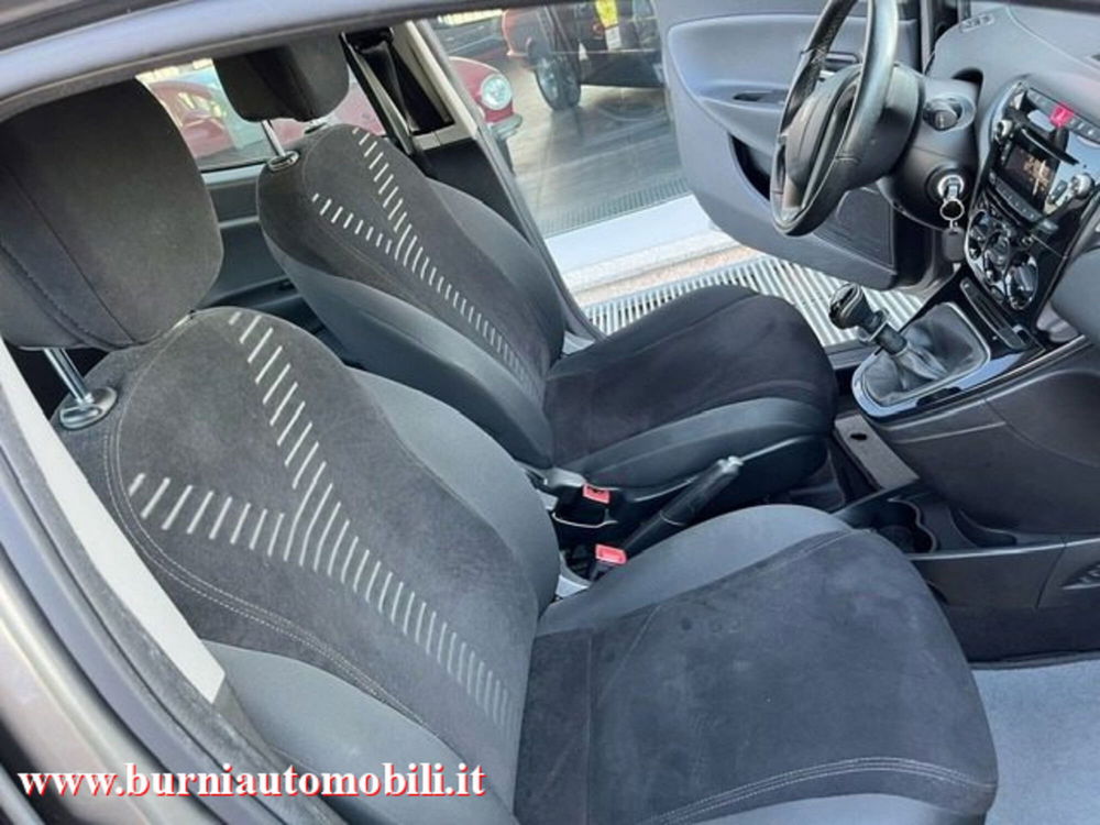 Lancia Ypsilon usata a Milano (13)