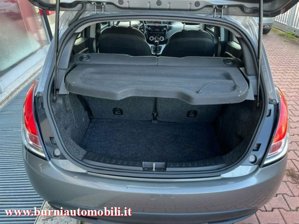 Lancia Ypsilon usata a Milano (15)