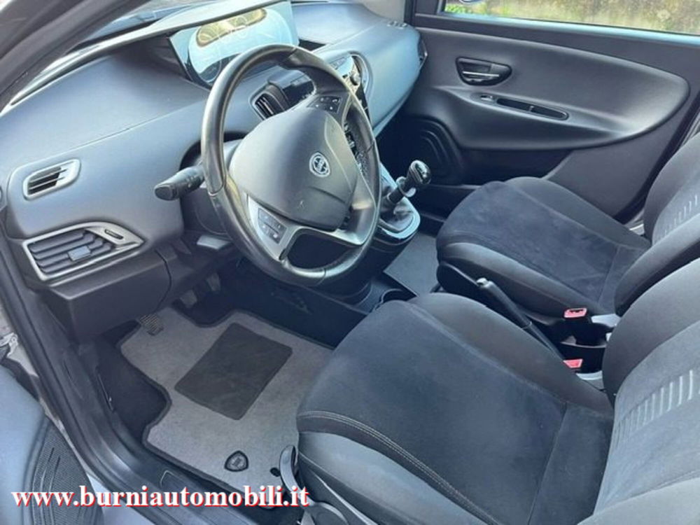 Lancia Ypsilon usata a Milano (17)