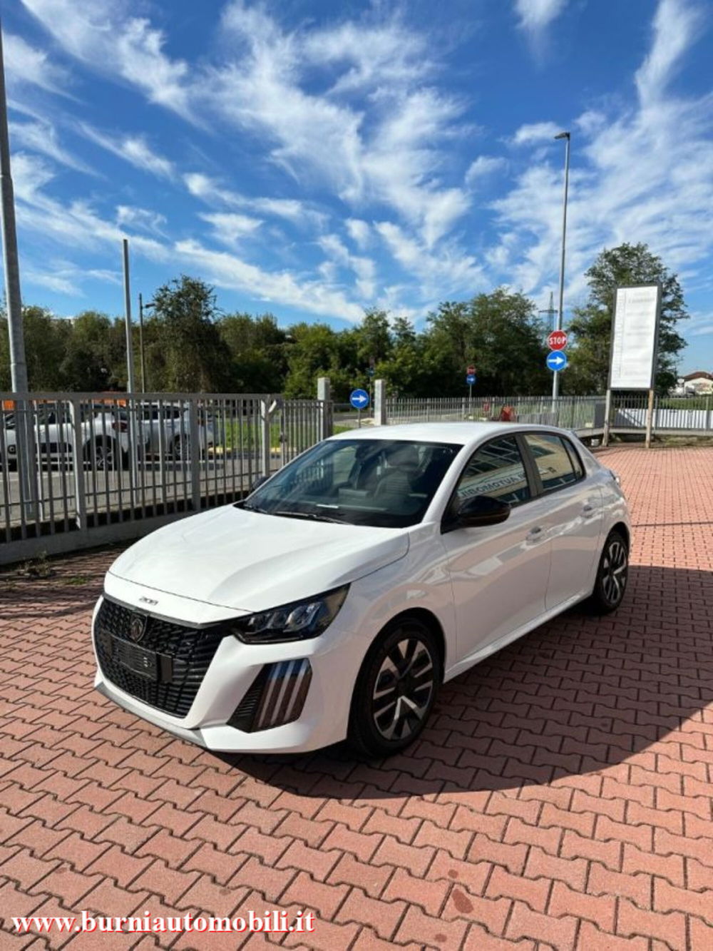 Peugeot 208 nuova a Milano