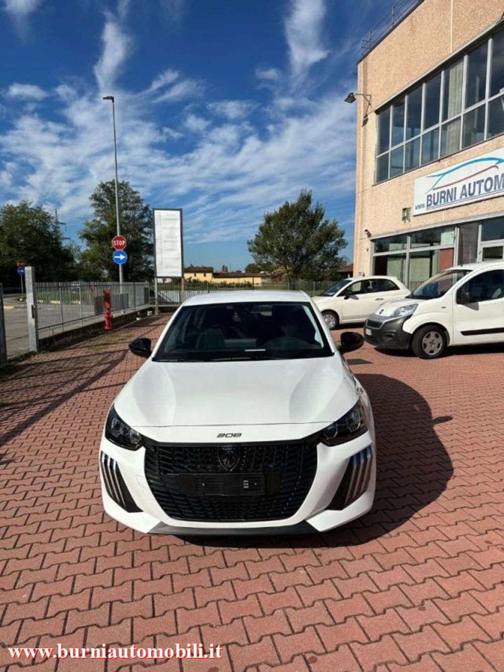 Peugeot 208 nuova a Milano (2)