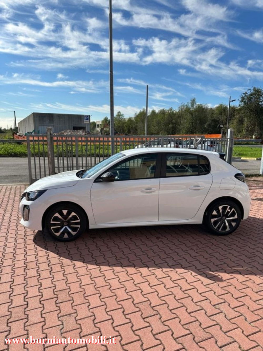 Peugeot 208 nuova a Milano (3)