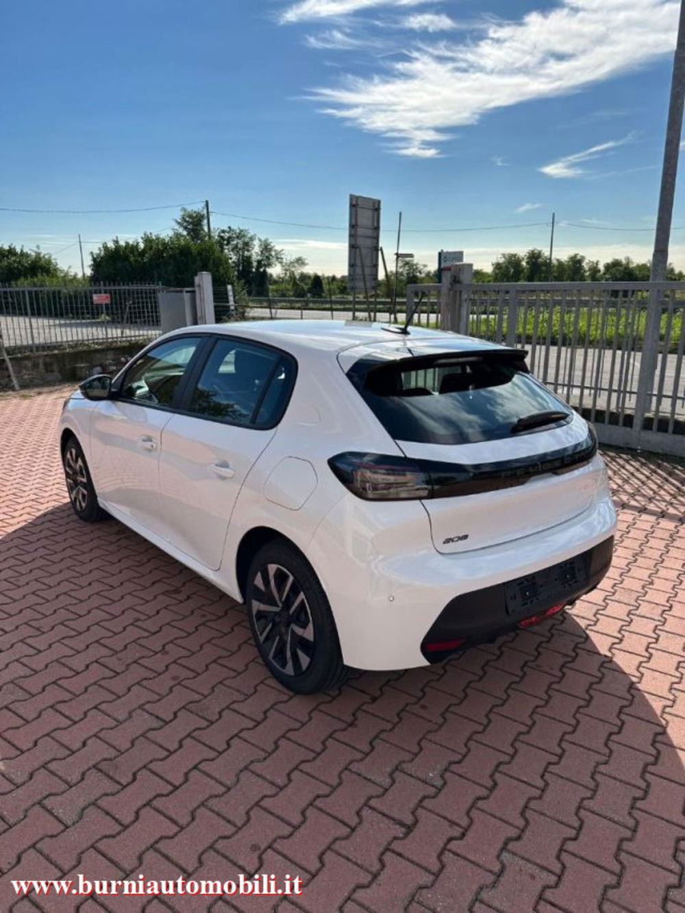 Peugeot 208 nuova a Milano (4)