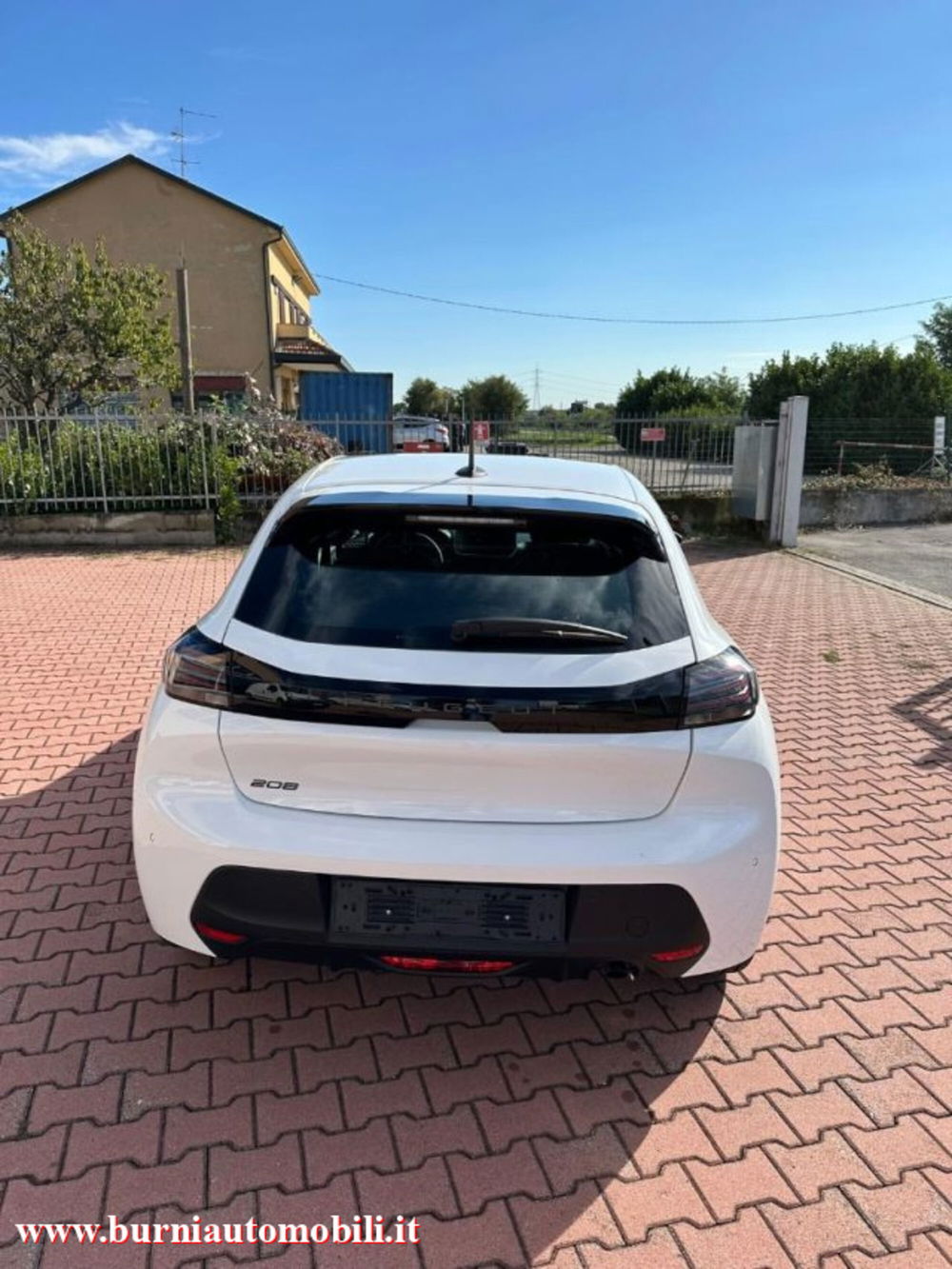 Peugeot 208 nuova a Milano (5)