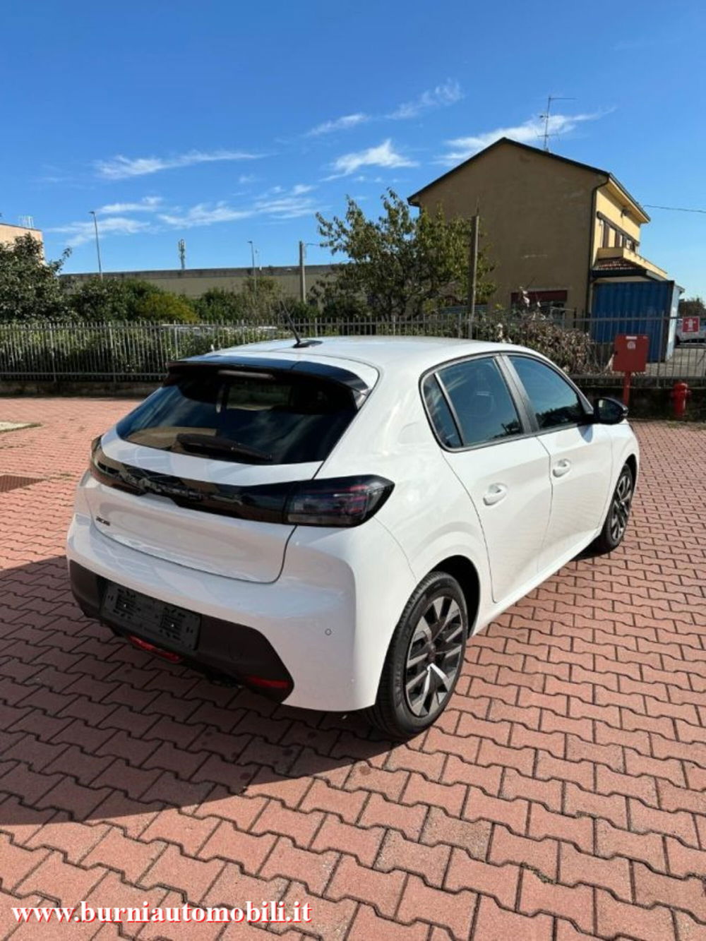 Peugeot 208 nuova a Milano (6)