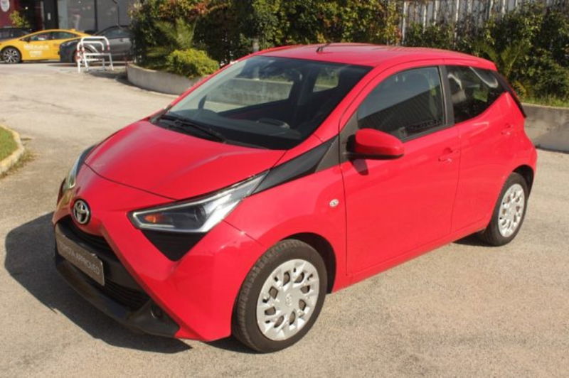 Toyota Aygo Connect 1.0 VVT-i 72 CV 5 porte x-play del 2020 usata a Roma