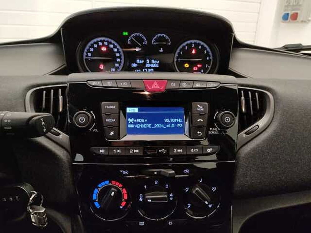 Lancia Ypsilon usata a Varese (12)