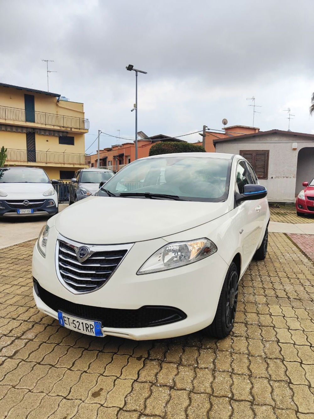 Lancia Ypsilon usata a Catania