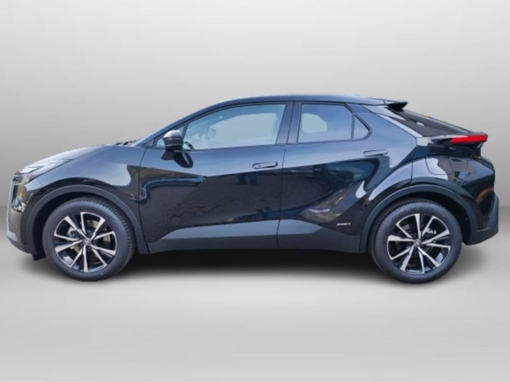 Toyota Toyota C-HR nuova a Lecco (4)