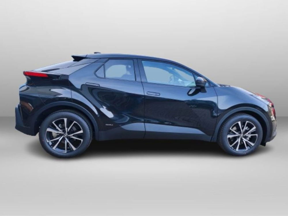 Toyota Toyota C-HR nuova a Lecco (7)