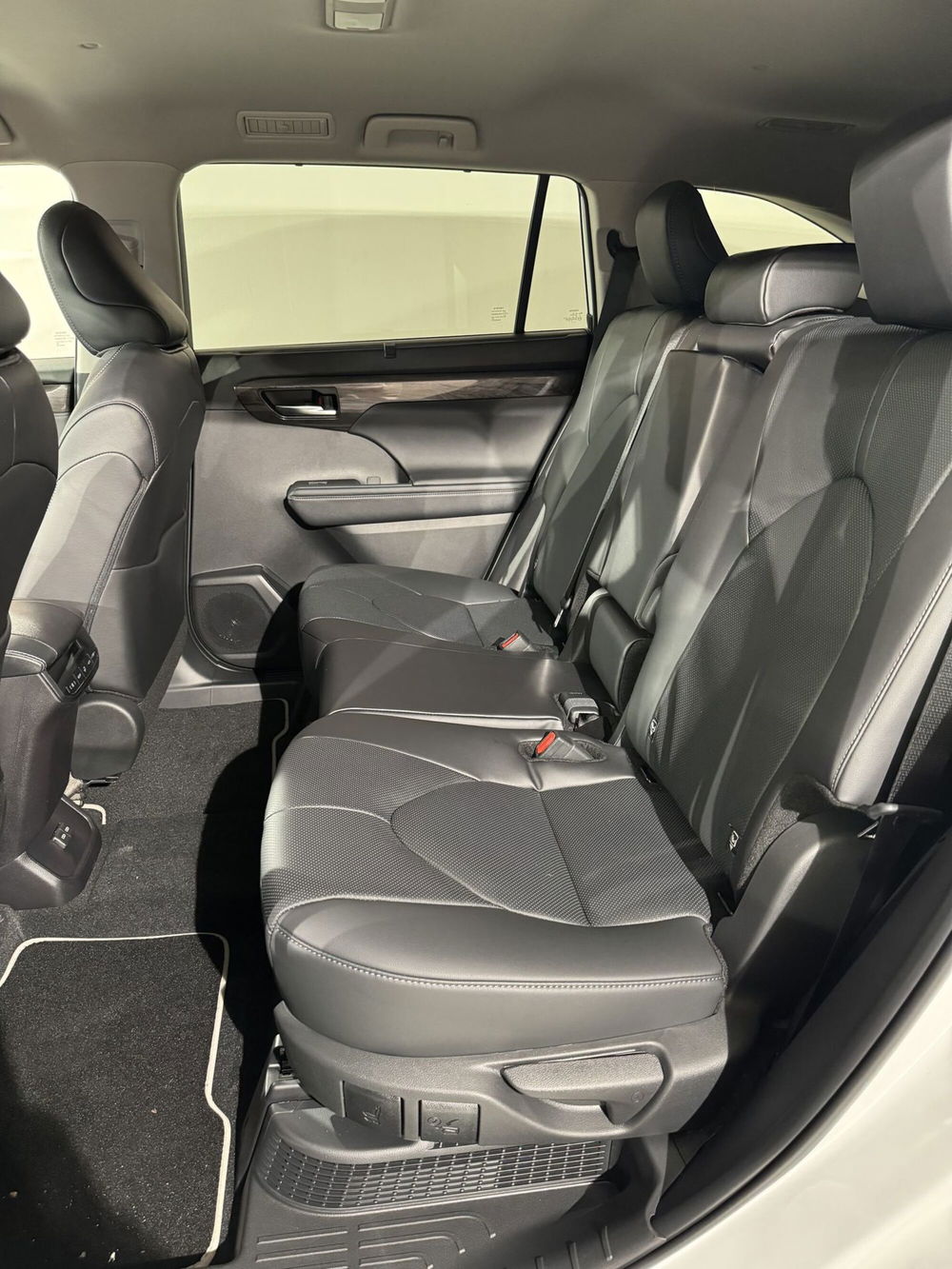 Toyota Highlander nuova a Lecco (12)