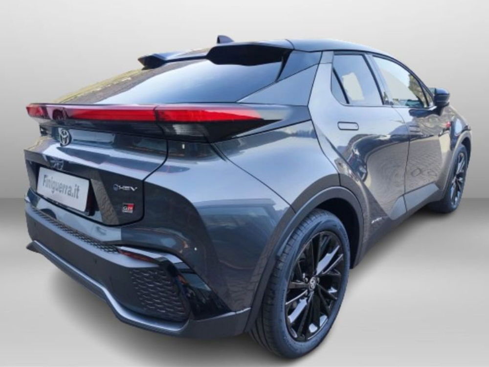 Toyota Toyota C-HR nuova a Lecco (6)