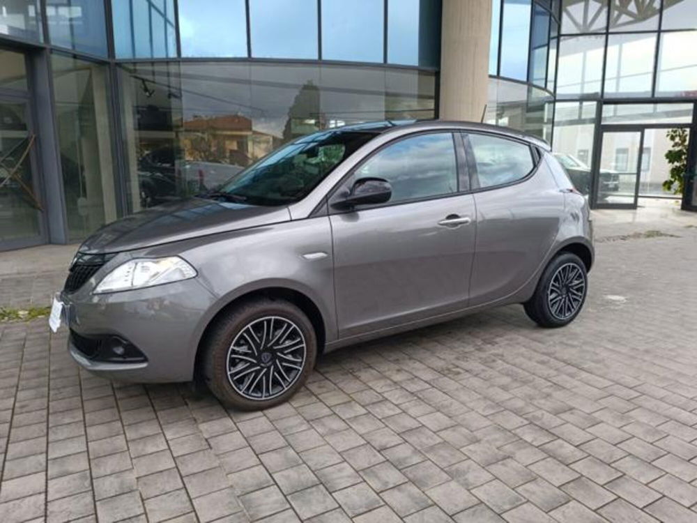 Lancia Ypsilon usata a Pisa (12)