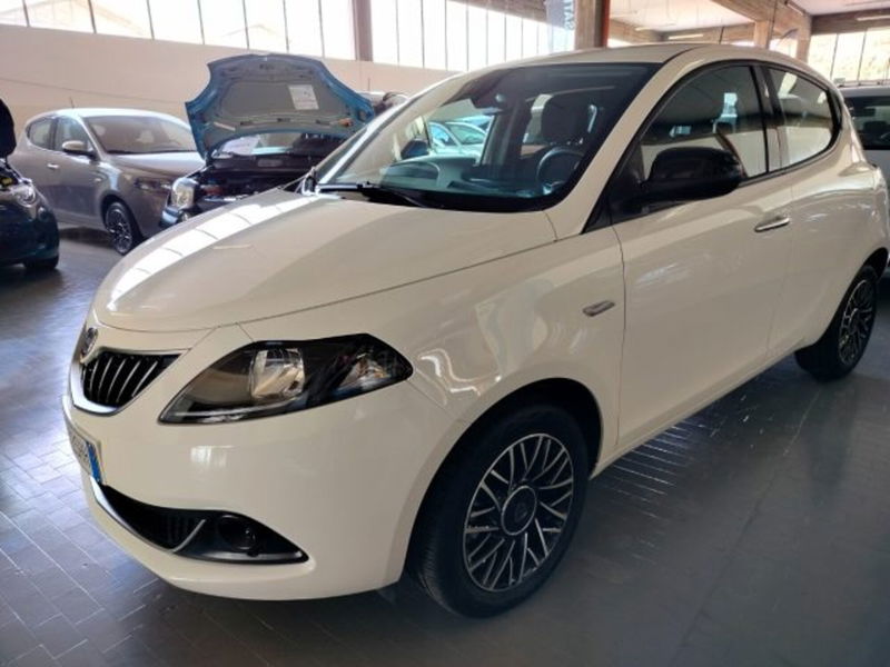 Lancia Ypsilon 1.0 FireFly 5 porte S&amp;S Hybrid Ecochic Silver  del 2024 usata a Cesena