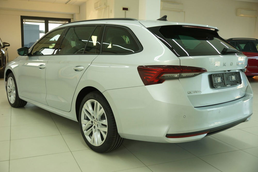 Skoda Octavia Station Wagon nuova a Torino (9)