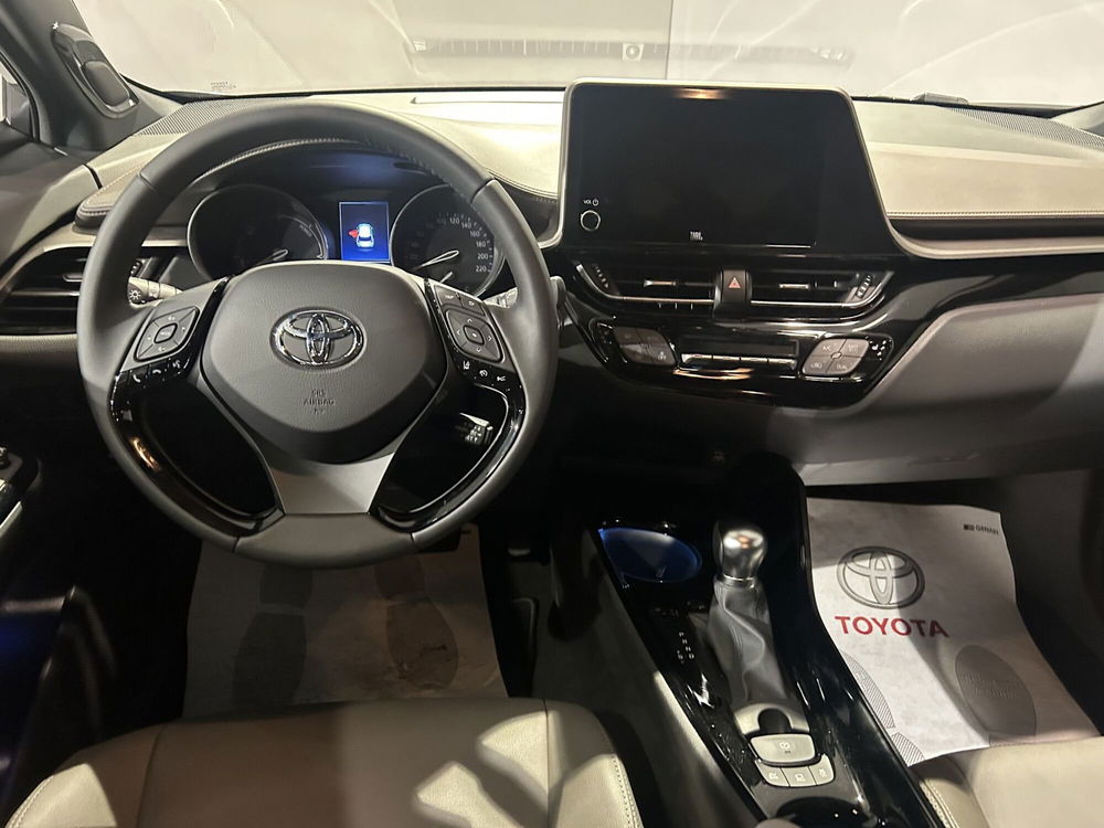 Toyota Toyota C-HR nuova a Milano (10)