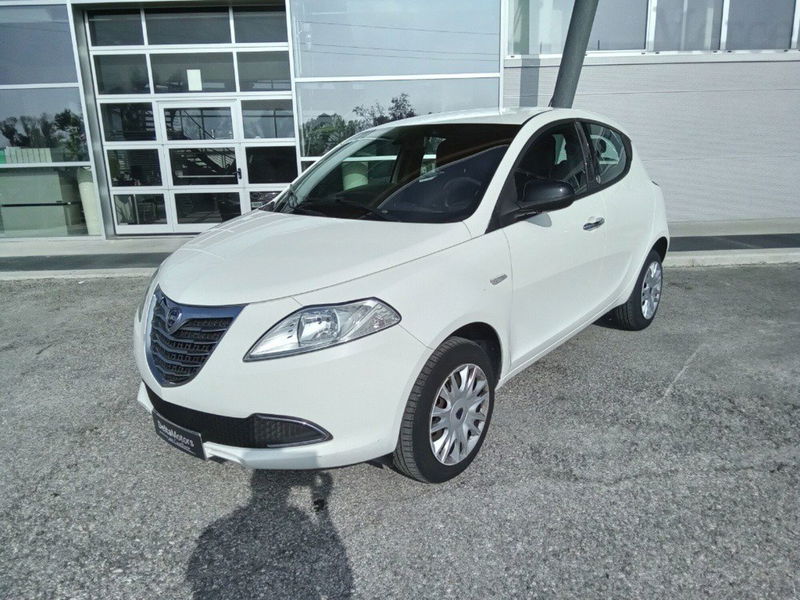 Lancia Ypsilon 0.9 TwinAir 5 porte Metano Ecochic Silver  del 2015 usata a Ancona