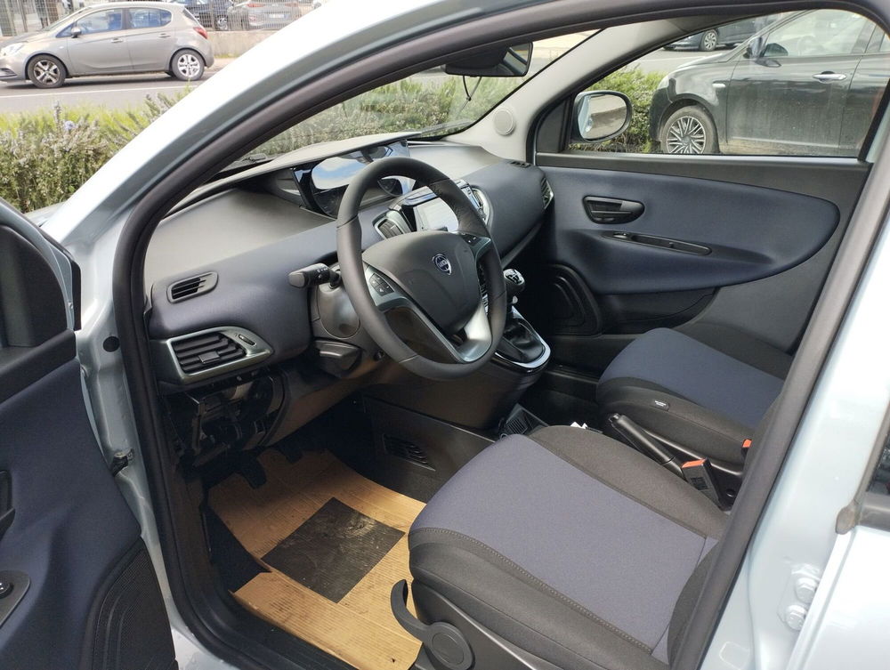 Lancia Ypsilon nuova a Frosinone (13)