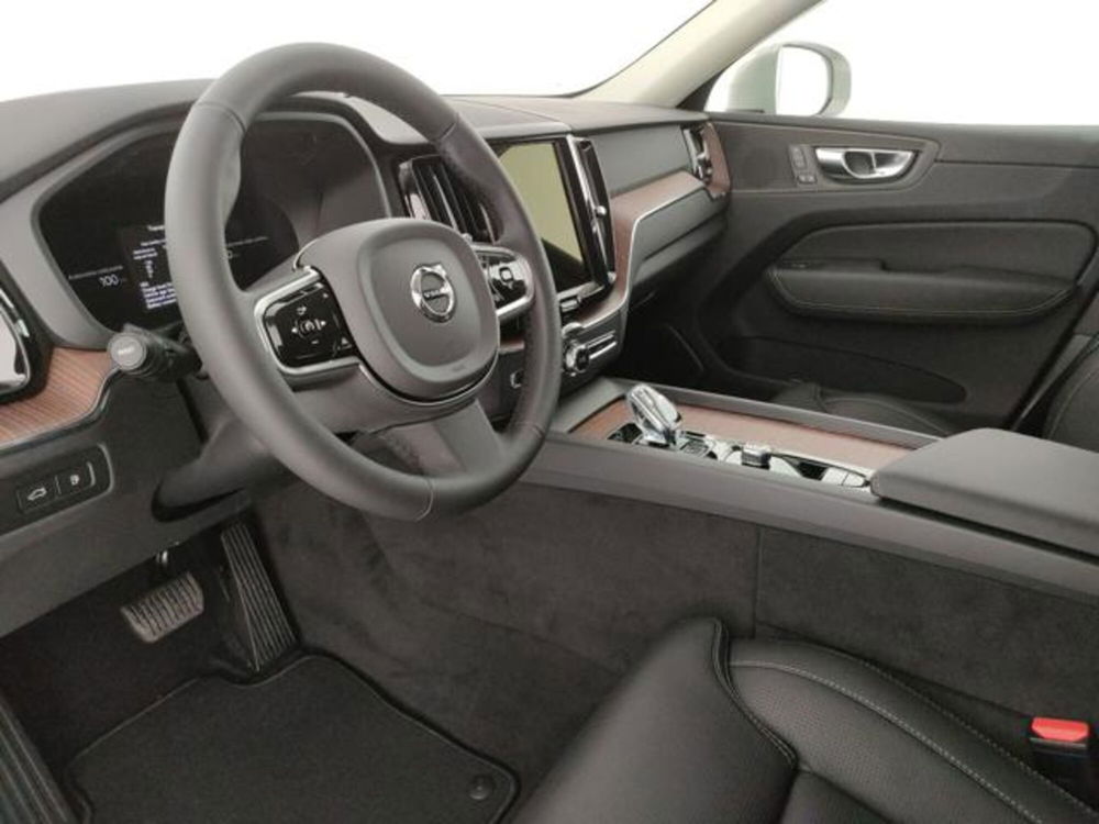 Volvo XC60 nuova a Modena (9)