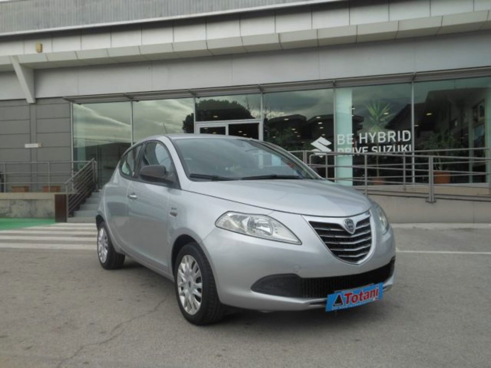 Lancia Ypsilon usata a L'Aquila (3)