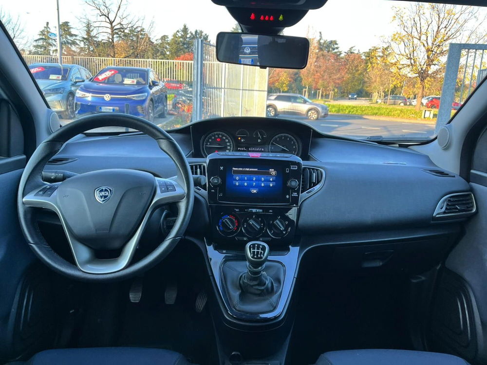 Lancia Ypsilon usata a Milano (15)