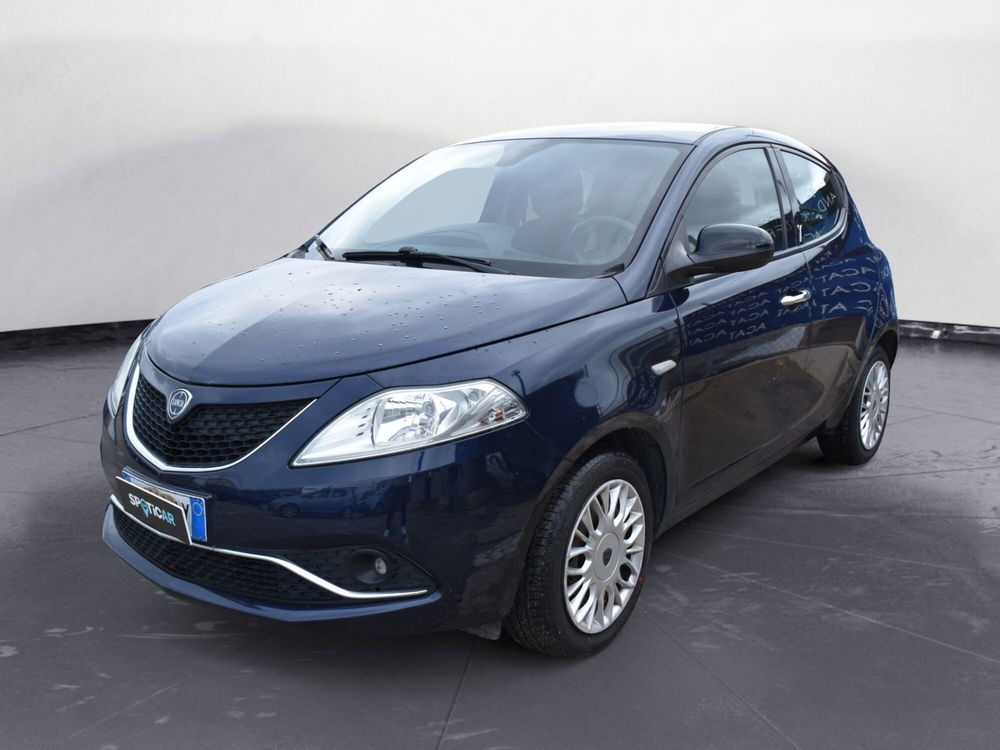 Lancia Ypsilon usata a Catania